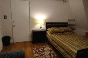 52-M608-Brookline-Lodging-at-Coolidge-Corner-Room-14-Bed