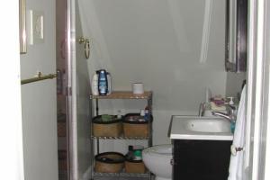 60-Brookline-Lodging-at-Coolidge-Corner-3rd-floor-bath
